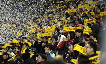 ▲11月13日、ソウル蚕室球場で行われた2023プロ野球KTウィズ対LGツインズによる韓国シリーズ第5戦。KTを破って優勝を決めたLGのファンたちが喜んでいる。2023.11.13／NEWSIS