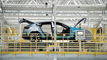 ▲中国・杭州湾工場で電動スポーツタイプ多目的車（SUV）「ポールスター4」が生産されている。2025年下半期からはルノーコリア釜山工場でも生産が始まる。国内外で販売予定だ／ポールスター