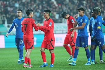 ▲16日のシンガポール戦で5－0の勝利を挙げ、喜ぶ韓国の選手たち。写真＝聯合ニュース