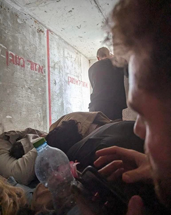 ハマスの攻撃を受けた当時のイスラエル側避難所内部の様子。 シャピロさんが一人で攻撃に対応している。／エックス