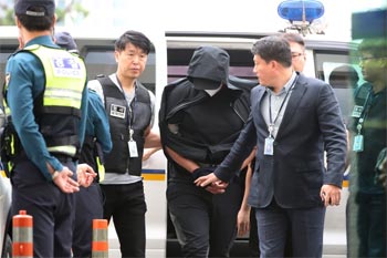 ▲大邱空港の上空で旅客機の非常口のドアを開けた疑いで緊急逮捕された30代の男。／News1