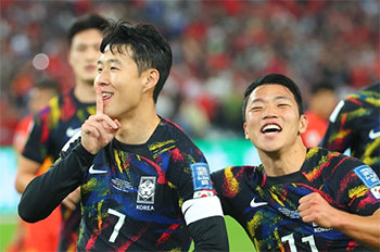▲21日に行われたW杯アジア2次予選の韓国－中国戦で先制点を挙げた後、中国の観客を意識したかのように「シーッ」と指を口に当てたソン・フンミン。／聯合ニュース