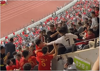 ▲「WON」と背番号「7」が書かれたトッテナムのユニホームを着た男性が、周りの観客に囲まれて攻撃される様子。／X（旧ツイッター）