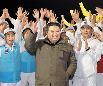 ▲人工衛星打上げの際に笑顔を見せる北朝鮮の金正恩（キム・ジョンウン）総書記／朝鮮中央通信、聯合ニュース