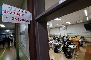▲2024学年度大学修学能力試験（修能、日本の大学入学共通テストに相当）試験日だった16日午前、光州景信女子高校に設けられた試験会場で、試験の開始を待つ受験生たち。写真＝news 1