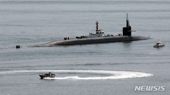 ▲釜山市南区の韓国海軍作戦司令部釜山作戦基地を出港する米軍のオハイオ級原子力弾道誘導弾潜水艦「ケンタッキー（SSBN-737）」。7月21日撮影。