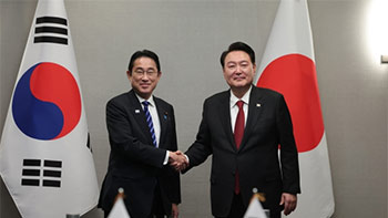 ▲尹錫悦（ユン・ソンニョル）大統領（右）と日本の岸田文雄首相（左）／ニュース1