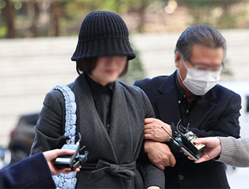 ▲子の入試不正疑惑にかかわったとして一審で懲役刑を言い渡された曺国（チョ・グク）元法務部（省に相当）長官の妻・鄭慶心（チョン・ギョンシム）元東洋大学教授。20日午後、ソウル市瑞草区のソウル高等裁判所で開かれた二審の公判に出廷した。写真＝聯合ニュース