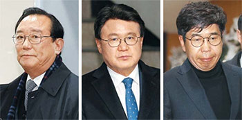 ▲（左から）宋哲鎬元蔚山市長、黄雲夏国会議員（共に民主党）、白元宇・元青瓦台民情秘書官／ナム・ガンホ記者、イ・ジンハン記者