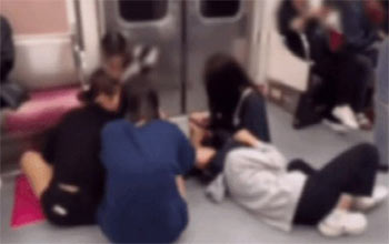 ▲先月30日、写真交流サイト（SNS）「インスタグラム」に「女子中学生たちがソウル地下鉄5号線の床に座り込んだり、横になったりしている」として、動画がアップロードされた。写真＝インスタグラムより