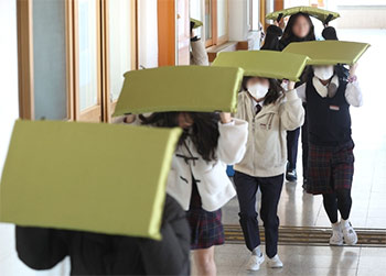 ▲11月30日午後、慶尚北道慶州市のソラボル女子中学校で生徒たちが地震の避難訓練を行っている。／聯合ニュース