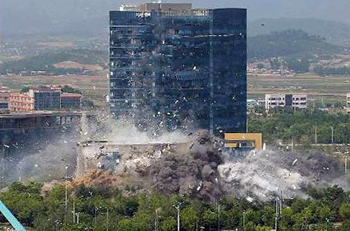 ▲朝鮮労働党の機関紙「労働新聞」が2020年6月17日に公開した、開城にある南北共同連絡事務所の爆破の様子。／写真＝労働新聞、ニュース1