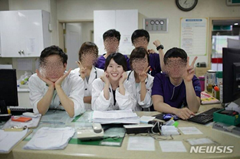 ▲イ・ウンエ教授が専攻医時代、一緒に勤めていた同僚たちと撮影した記念写真。写真＝ソウル聖母病院