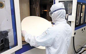 ▲蔚山市にあるKPXケミカルの工場で従業員が半導体ウエハーの表面を滑らかにするCMP（化学機械研磨）パッドをチェックしている／KPXケミカル