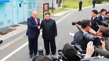 ▲米国のトランプ大統領（当時）と握手する北朝鮮の金正恩（キム・ジョンウン）国務委員長。2人は2019年6月30日の南北米板門店首脳会議で顔を合わせた。／ニュース1