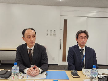 ▲日本の東京電力の黛知彦氏（左）らが今月1日、東京電力本社で、福島の汚染水に関する記者会見を行っている。（写真＝韓国外交部共同取材団）