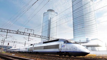 ▲大田市内にある韓国鉄道公社（KORAIL）本社ビル前を通過するKTX。（本文とは直接関係がありません）