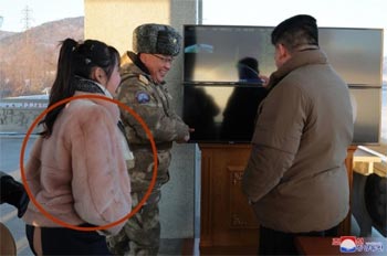 ▲ベージュ色の毛皮のジャケットをまとって金正恩総書記と共にICBMの発射現場を見学するキム・ジュエ氏。18日撮影。／朝鮮中央通信・聯合ニュース