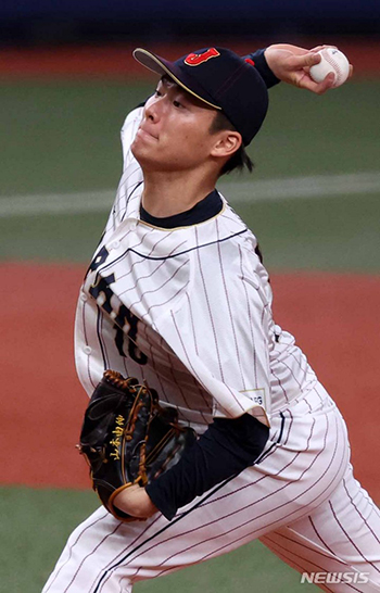 ▲【NEWSIS】2023年3月6日、京セラドーム大阪で行われた阪神タイガースとWBC日本代表チームの試合で力投する日本代表の先発投手・山本由伸。写真＝キム・ソンウン記者