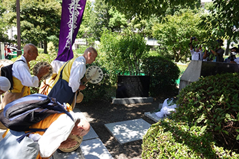 ▲9月1日、東京都墨田区の横網町公園にある朝鮮人虐殺犠牲者追悼碑前で僧侶らが祈りをささげている様子。／写真＝聯合ニュース