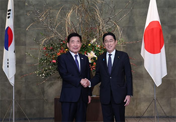 ▲金振杓（キム・ジンピョ）韓国国会議長と岸田文雄首相。金議長は東京の首相官邸で岸田首相を表敬訪問した。27日撮影。／聯合ニュース