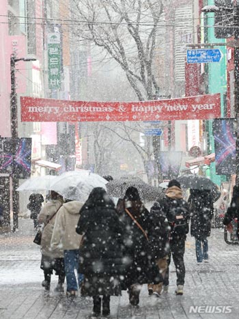 雪降るソウル中心部