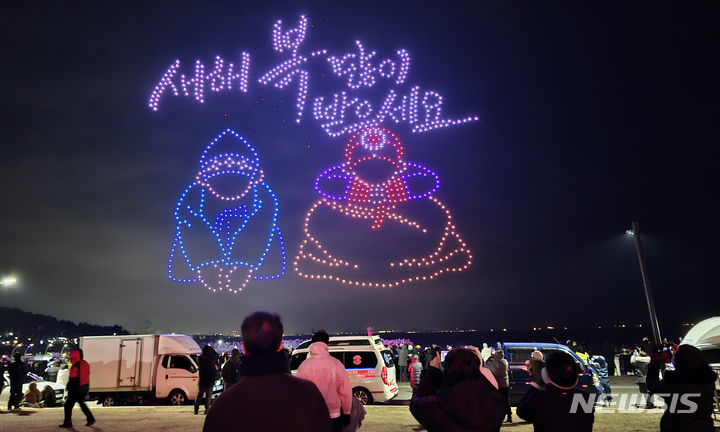 1000台のドローンによる祝賀公演