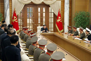 ▲朝鮮労働党機関紙『労働新聞』は1日、「金正恩総書記が昨年末、人民軍の主要指揮官らと対面して激励した」と報じた。／写真＝労働新聞・ニュース1