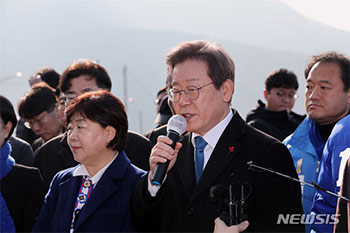 共に民主・李在明代表、釜山で襲撃され首負傷　シャツが血で赤く染まる