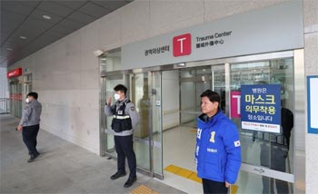 ▲共に民主党の李在明代表が2日、釜山で男に襲撃され、ヘリコプターで釜山大病院に搬送された。写真は病院の出入り口を規制する警察官。／News 1