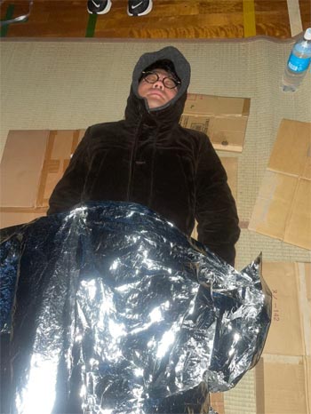 ▲日本の石川県輪島市に急きょ派遣された成好哲（ソン・ホチョル）東京支局長。成支局長は3日未明に輪島市立門前西小学校の体育館で休んだ。