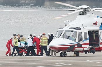 ▲釜山で身元不詳の男に襲われた李在明・共に民主党代表が2日午後、ヘリコプターでソウル市銅雀区のノドゥルソムに到着し、ソウル大学病院へ移送されている様子。／ニュース1