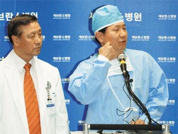▲朴槿恵襲撃事件のときは医療陣がブリーフィングを行った。2006年5月。