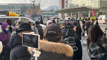 ▲3日、ユーチューバー約30人が集まり、各自スマートフォンの自撮り棒を手に持ったり、三脚を設置したりして、病院前の状況をリアルタイムで配信していた。写真＝コ・ユチャン記者