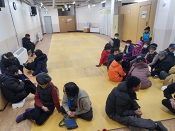 ▲北朝鮮が5日午後に西海に向け砲撃したことを受け、仁川市甕津郡延坪面では住民が避難所に集まった。（読者提供）2024年1月5日／ニュース1