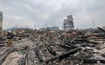 ▲3日午後、一面焼け野原になった石川県輪島市「朝市通り」の様子。1日に発生したマグニチュード（M）7.6の能登半島地震とそれに伴う火災で、朝市通りの建物のほとんどが焼失した。写真＝成好哲（ソン・ホチョル）東京支局長