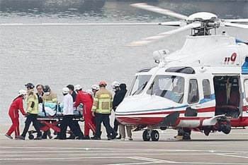 ▲襲撃された共に民主党の李在明（イ・ジェミョン）代表が2日午後、ソウル市銅雀区のノドゥル島にヘリコプターで到着し、ソウル大学病院に移送される様子。写真＝news 1