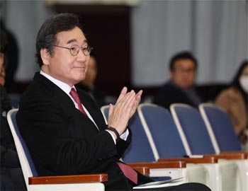 ▲8日午後、蔚山商工会議所で開かれた李美永（イ・ミヨン）元蔚山市議会副議長の出版記念会に出席し、拍手する共に民主党の李洛淵（イ・ナギョン）元代表。写真＝聯合ニュース