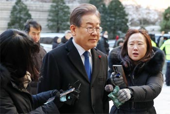 ▲12月22日午前、ソウル中央地裁で開かれた公職選挙法違反事件裁判の一審続行公判に出廷する李在明・共に民主党代表。2023.12.22。／ニュース1