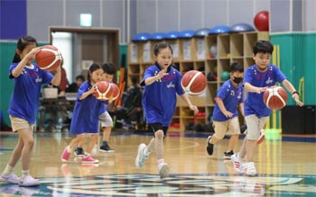 ▲京畿道竜仁市器興区のサムスン・トレーニング・センター（STC）で昨年8月に開催された「Wフェスティバル・イン・ヨンイン」でバスケットボールを体験する児童／ニュース1