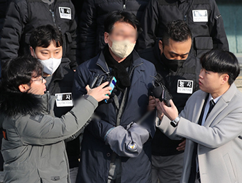 ▲李在明・共に民主党代表を殺害しようと凶器を振り回した容疑（殺人未遂）で身柄を拘束された被疑者が10日午前、釜山市蓮堤区の蓮堤警察署から検察へ送致されるところ。／ニュース1