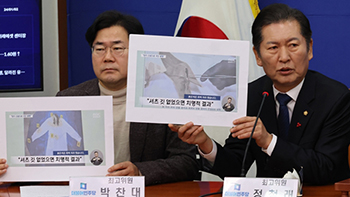 ▲共に民主・李在明（イ・ジェミョン）代表襲撃事件当時の状況について説明する同党の鄭清来（チョン・チョンレ）議員。12日撮影。／聯合ニュース