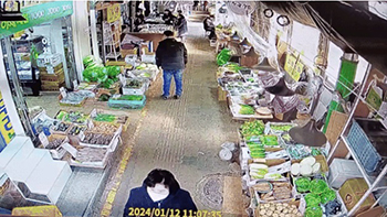 ▲12日午前11時30分ごろ、事故直前の大棗市場（ソウル市恩平区）の様子。