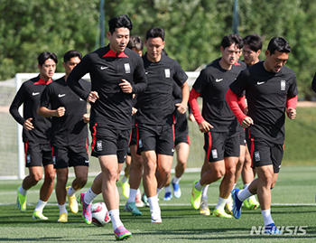 練習中のサッカー韓国代表チームの選手たち