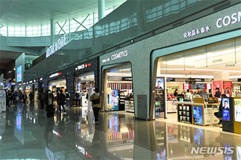 中国人観光客に変化…韓国免税店の昨年売上、新型コロナ期間中を下回る見込み