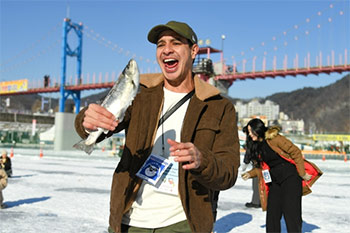 ▲16日、江原道華川郡で開催中のヤマメ祭り会場をファムツアー（旅行関連会社やインフルエンサーの現地視察ツアー）で訪れ、ヤマメ釣りを楽しむ外国人。写真＝聯合ニュース