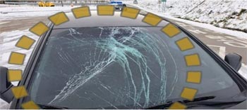 ▲氷が飛んできて破損したフロントガラス。16日撮影。／韓国警察庁ユーチューブ