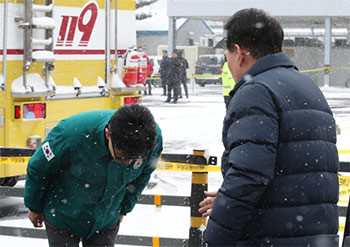 ▲韓東勲（ハン・ドンフン）国民の力非常対策委員長が23日、舒川特化市場（忠清南道舒川）の火災現場を訪れた尹錫悦（ユン・ソンニョル）大統領にあいさつしている様子。／ニュース1