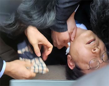 ▲共に民主党の李在明代表が今月2日、釜山市の加徳島新空港建設現場で襲撃された。写真は襲撃を受けた当時の李代表の姿／ニュース1