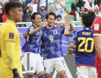 ▲24日（現地時間）、カタール・ドーハのアル・トゥマーマ・スタジアムで行われたアジア・サッカー連盟（AFC）アジアカップ・カタール大会グループステージD組第3戦、日本対インドネシアの試合で、前半、追加点を決めて喜ぶ日本の上田綺世。写真＝NEWSIS